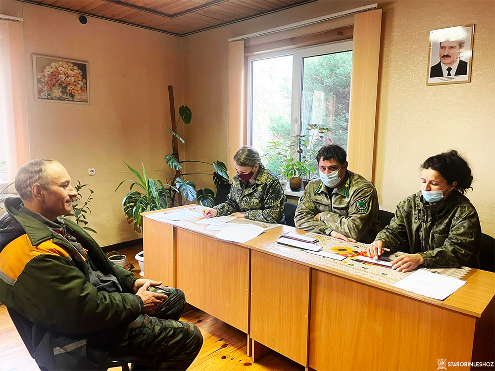 В подразделениях Старобинского лесхоза проходит ежегодная проверка знаний по охране труда 