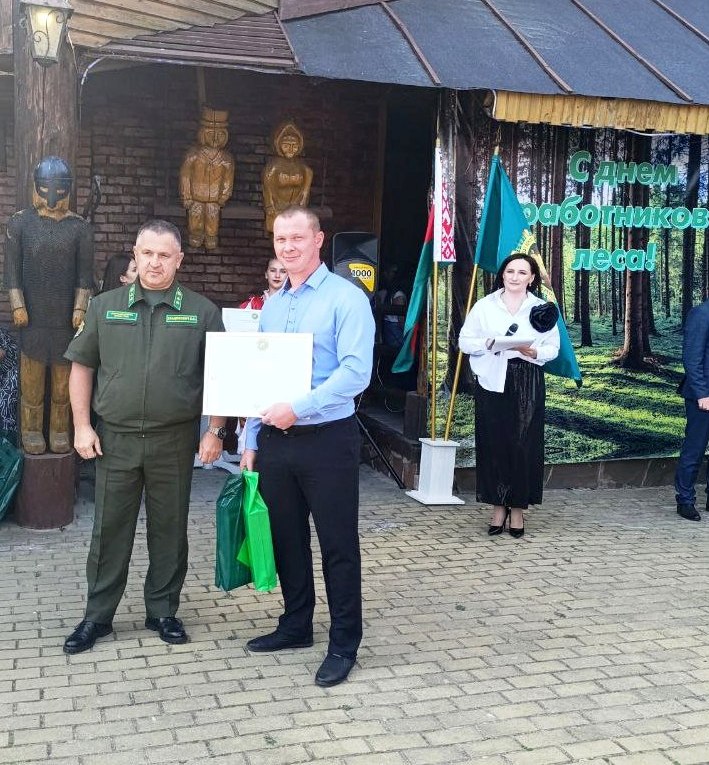 ТОРЖЕСТВЕННОЕ МЕРОПРИЯТИЕ ПО ЧЕСТВОВАНИЮ РАБОТНИКОВ ЛЕСХОЗА МИНСКОГО ГПЛХО, ЗАДЕЙСТВОВАННЫХ В РАЗРАБОТКЕ ВЕТРОВАЛЬНО-БУРЕЛОМНЫХ ЛЕСОСЕК В ГОМЕЛЬСКОЙ ОБЛАСТИ