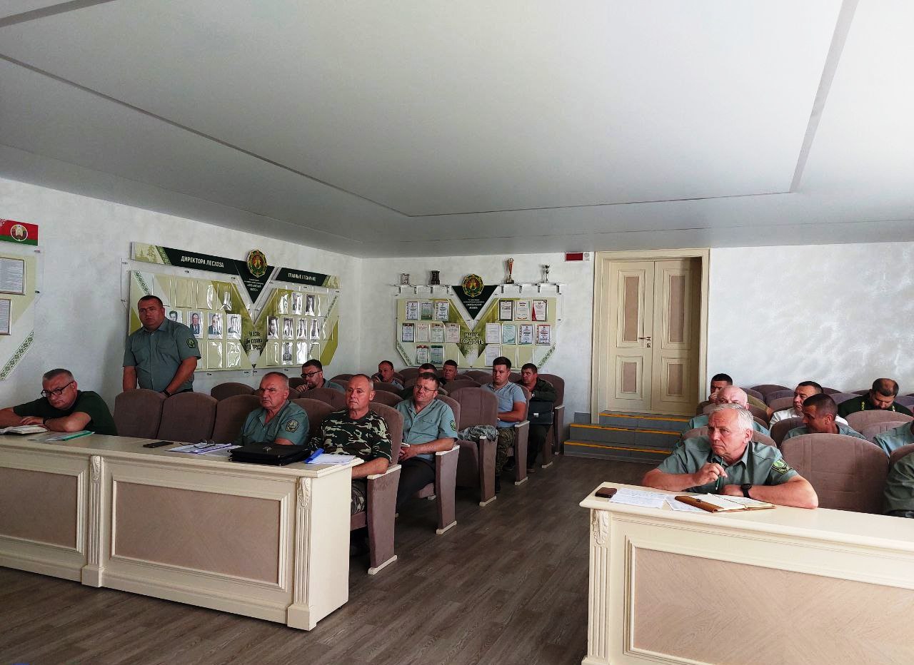 На базе Жлобинского лесхоза состоялось рабочее совещание с директорами лесохозяйственных учреждений под руководством генерального директора Минского ГПЛХО Сергея Ульдиновича