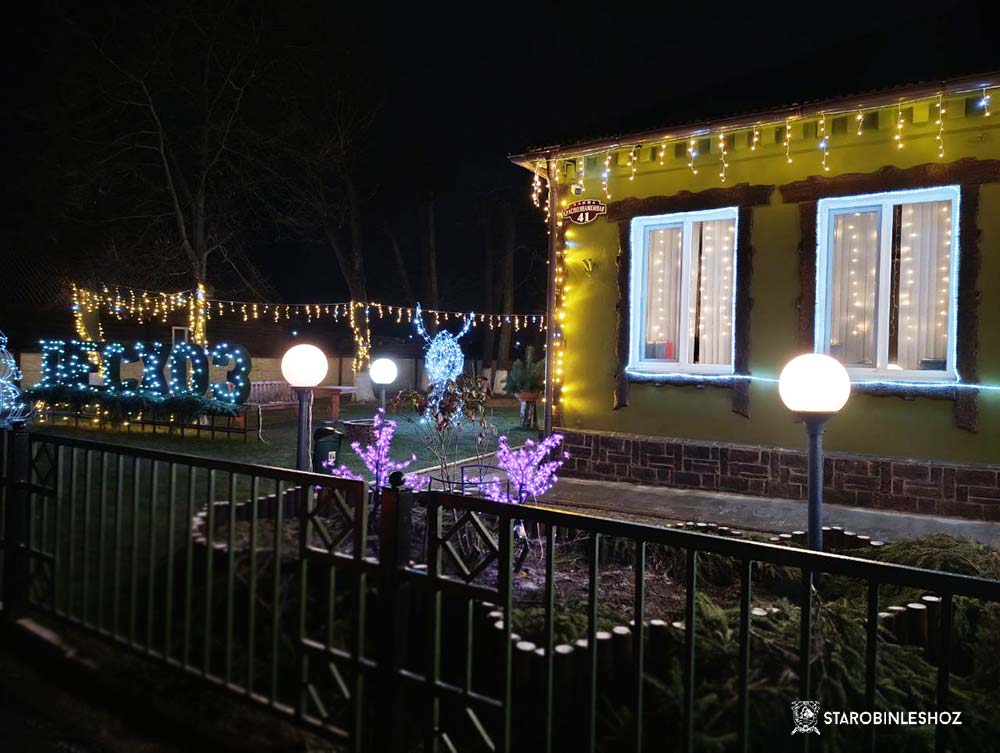 украшение административного здания к Новому году