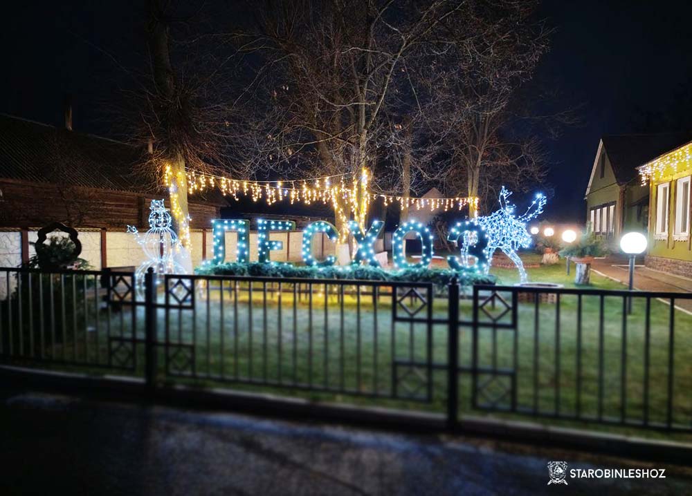 украшение административного здания к Новому году