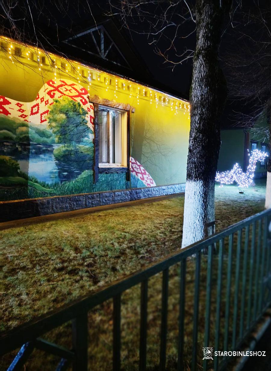 украшение административного здания к Новому году