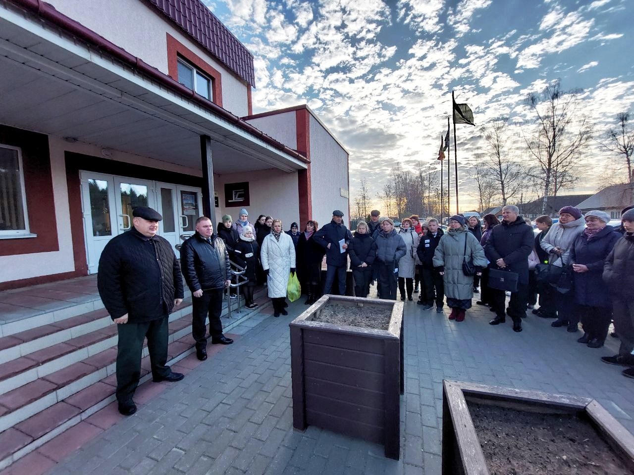 Сегодня в Березино собрались юные друзья леса и их преподаватели — на базе Березинского лесхоза стартовал областной слет школьных лесничеств.