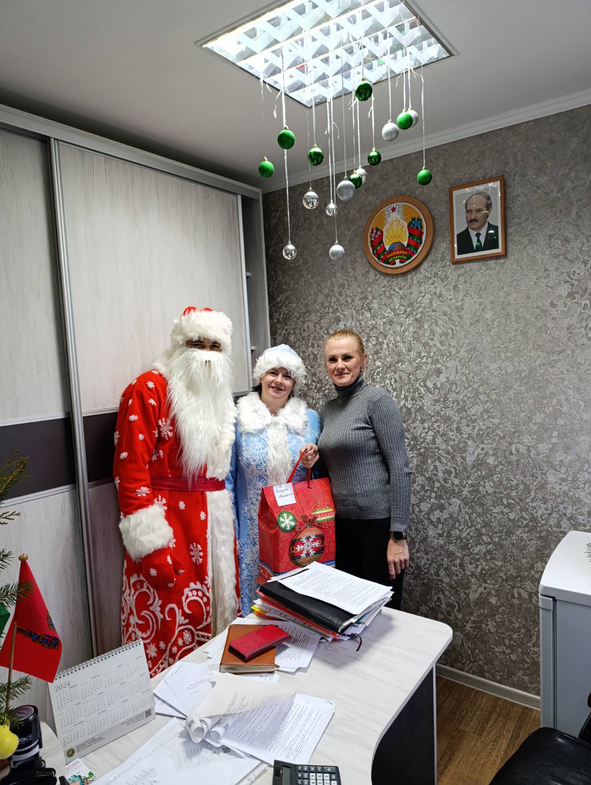 Заместитель руководителя организации по идеологической работе Вера Цуба совместно с председателем профсоюзного комитета Старобинского лесхоза Юлией Прокопович 31 декабря, не отрываясь от рабочего процесса креативно поздравили коллег с наступающим Новым годом!