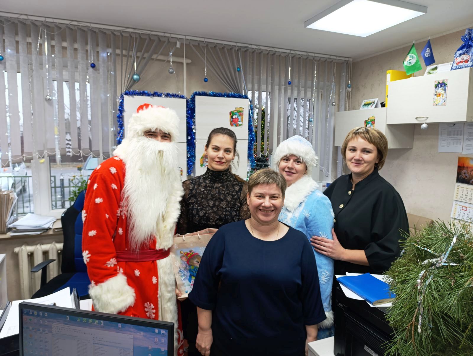 Заместитель руководителя организации по идеологической работе Вера Цуба совместно с председателем профсоюзного комитета Старобинского лесхоза Юлией Прокопович 31 декабря, не отрываясь от рабочего процесса креативно поздравили коллег с наступающим Новым годом!