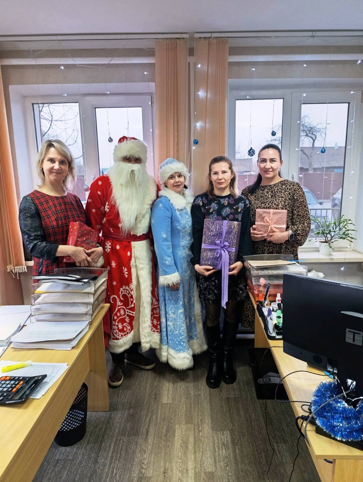 Заместитель руководителя организации по идеологической работе Вера Цуба совместно с председателем профсоюзного комитета Старобинского лесхоза Юлией Прокопович 31 декабря, не отрываясь от рабочего процесса креативно поздравили коллег с наступающим Новым годом!