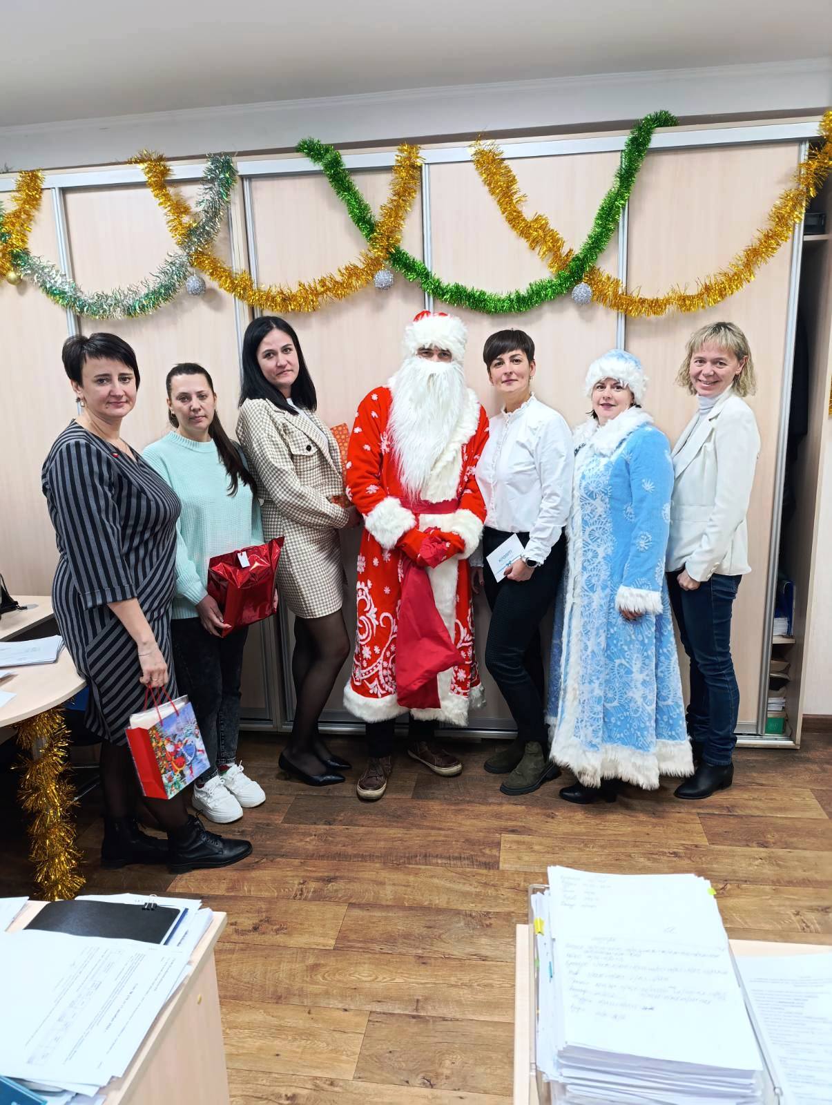 Заместитель руководителя организации по идеологической работе Вера Цуба совместно с председателем профсоюзного комитета Старобинского лесхоза Юлией Прокопович 31 декабря, не отрываясь от рабочего процесса креативно поздравили коллег с наступающим Новым годом!