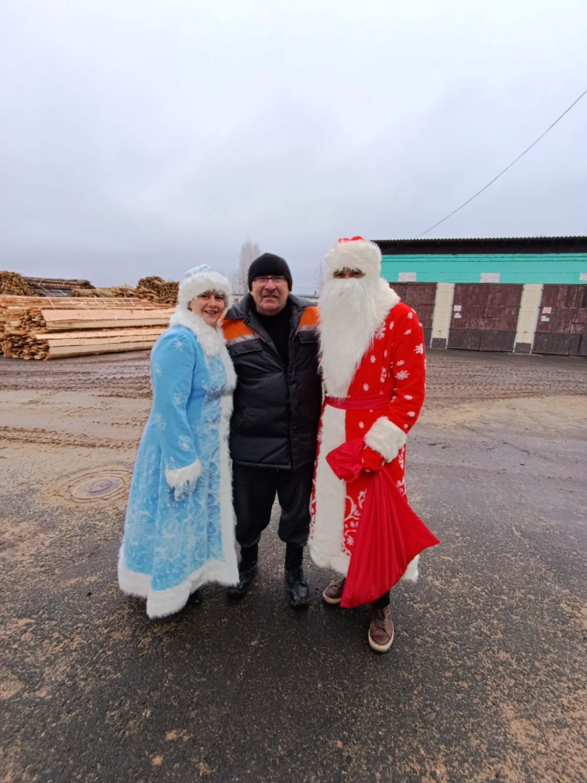 Заместитель руководителя организации по идеологической работе Вера Цуба совместно с председателем профсоюзного комитета Старобинского лесхоза Юлией Прокопович 31 декабря, не отрываясь от рабочего процесса креативно поздравили коллег с наступающим Новым годом!