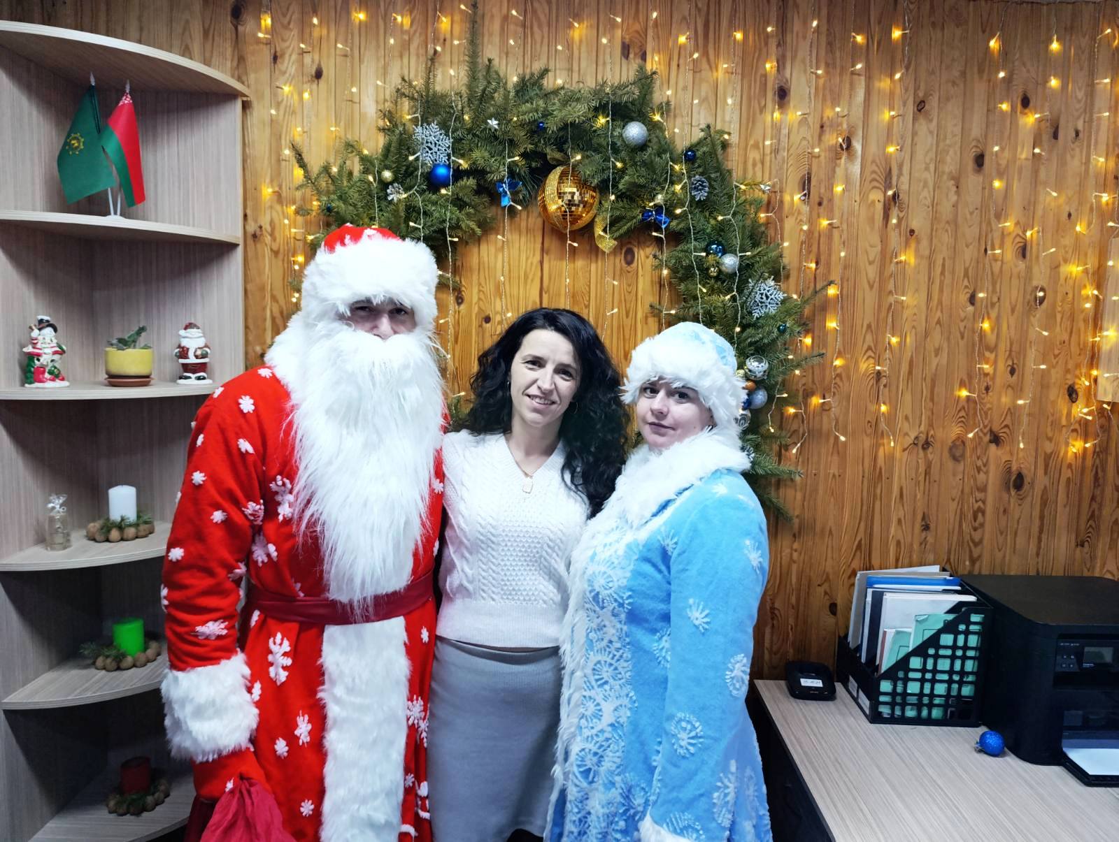 Заместитель руководителя организации по идеологической работе Вера Цуба совместно с председателем профсоюзного комитета Старобинского лесхоза Юлией Прокопович 31 декабря, не отрываясь от рабочего процесса креативно поздравили коллег с наступающим Новым годом!