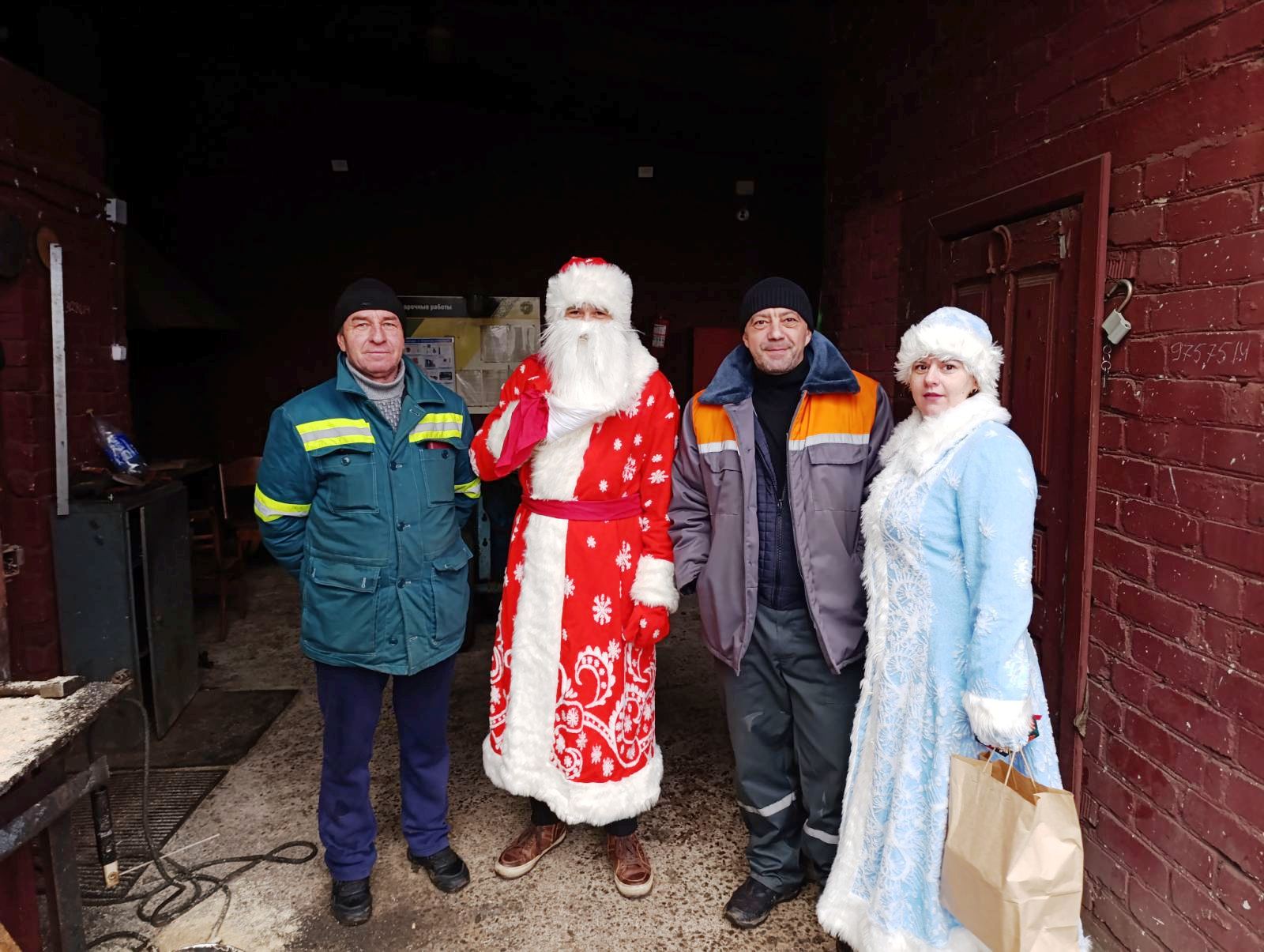 Заместитель руководителя организации по идеологической работе Вера Цуба совместно с председателем профсоюзного комитета Старобинского лесхоза Юлией Прокопович 31 декабря, не отрываясь от рабочего процесса креативно поздравили коллег с наступающим Новым годом!