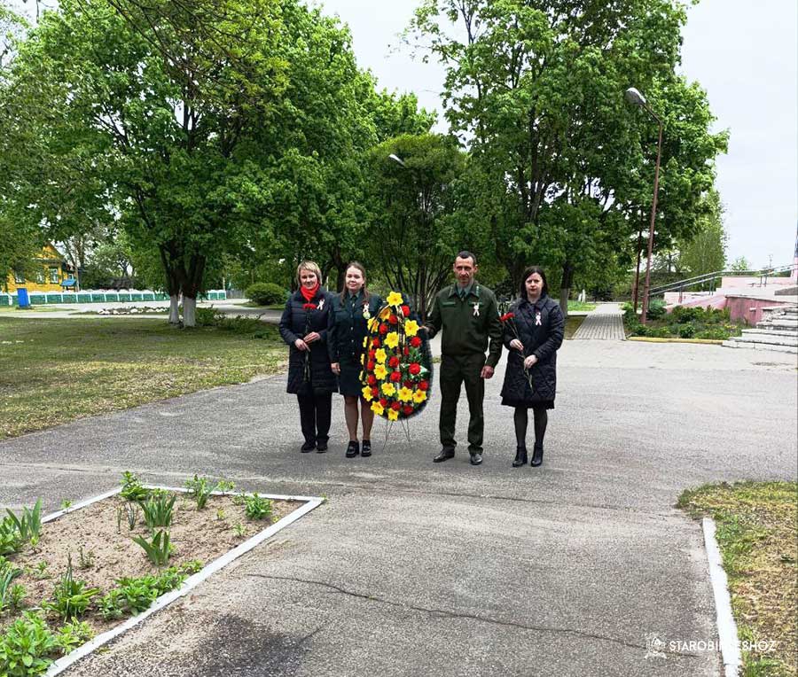 И ОПЯТЬ ЗАЦВЕТАЕТ СИРЕНЬ 45-ГО ГОДА