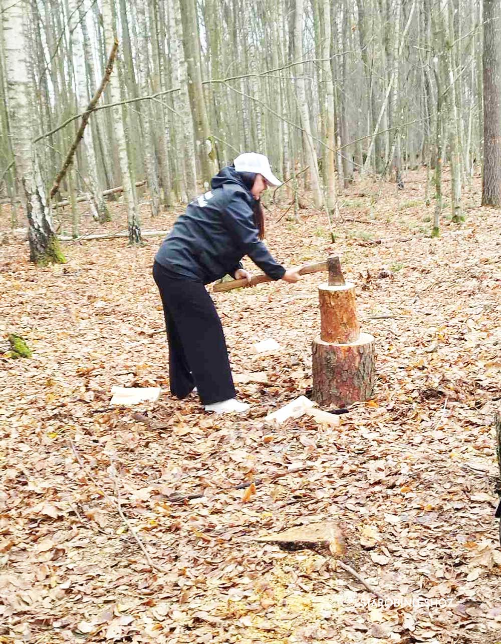 Команда СТК готовится к Чемпионату по колке дров в Драчевском лесничестве Старобинского лесхоза