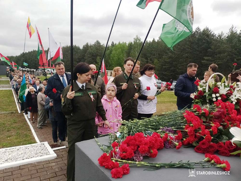 митинг  на мемориальном комплексе советским воинам