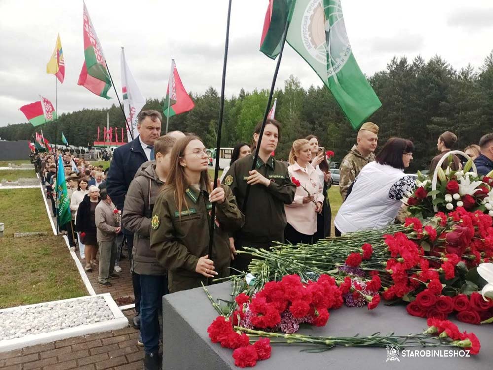 митинг  на мемориальном комплексе советским воинам