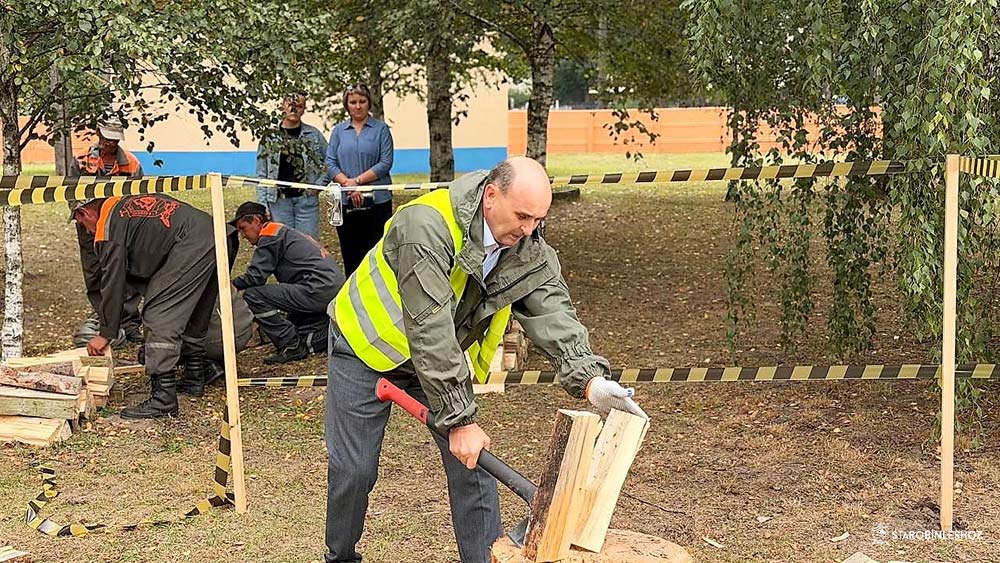 Старобинский лесхоз организовал соревнования по колке дров на районных «Дожинках» Старобинский лесхоз организовал соревнования по колке дров на районных «Дожинках»