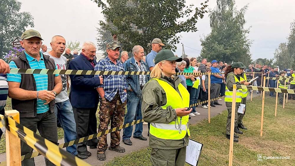 Старобинский лесхоз организовал соревнования по колке дров на районных «Дожинках» Старобинский лесхоз организовал соревнования по колке дров на районных «Дожинках»